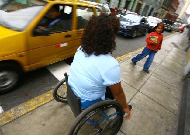 RAFAELA PALA MUESTRA LA FALTA DE RAMPAS PARA FACILITAR EL ACCESO DE DISCAPACITADOS EN LUGARES PUBLICOS.