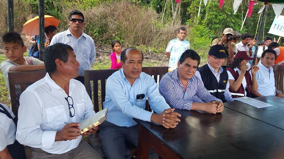 Congresista Amado Romero (De izquierda a derecha, el tercero). Imagen: Facebook Amado Romero.