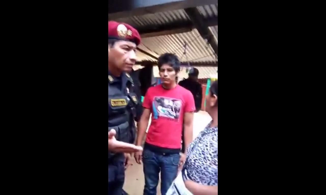 Presunto delincuente capturado por los padres y las madres de familia del colegio. Imagen: Video de Brenda Lohana Lozano Bardales.