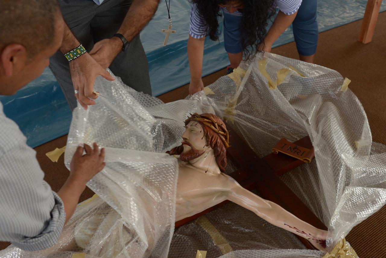 Llega Cristo Tallado y sillas que acompañarán al papa en encuentro con pueblos indígenas