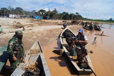 Personal naval busca a marino en río Inambari