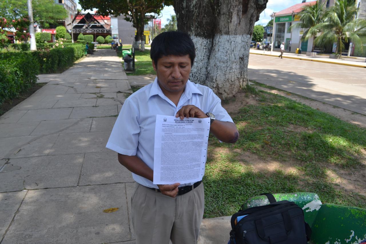 Maestro muestra la resolución que lo deja sin trabajo. Fuente: Radio Madre de Dios.