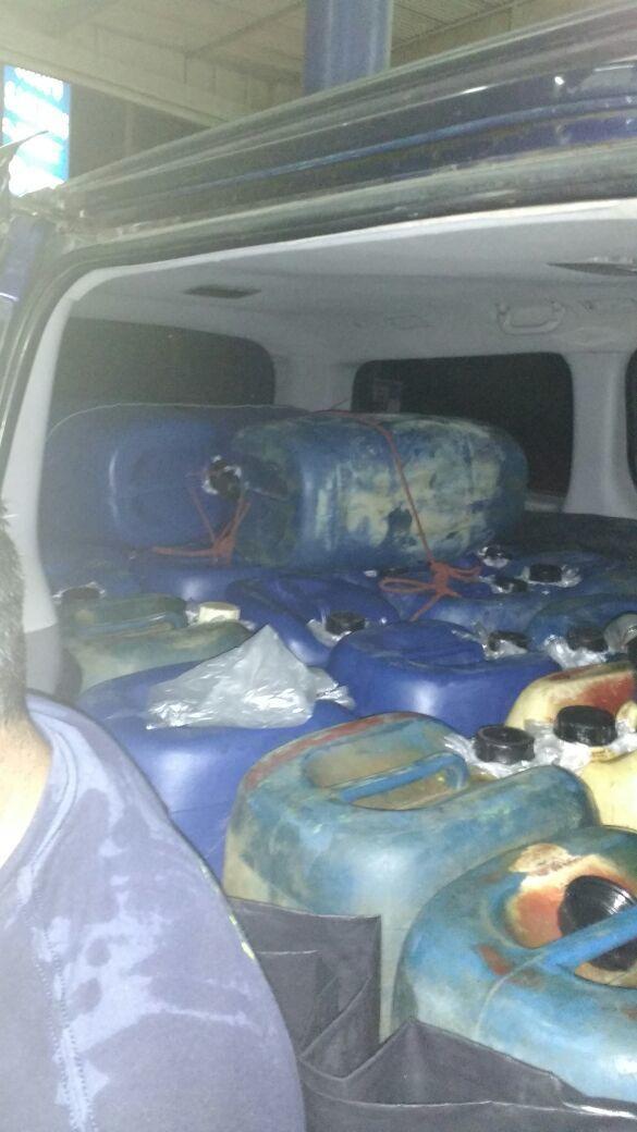 Vehículo fue acondicionado para transportar el combustible, que habría tenido como destino para la minería ilegal. Fuente: PNP Madre de Dios