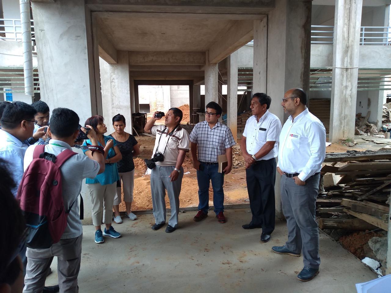 Ministro de Educación conversando con los padres de familia del Guillermo Billinghurst. Fuente: Radio Madre de Dios.