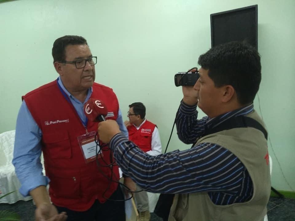 Ministro de Defensa siendo abordado por la prensa local. Fuente: Radio Madre de Dios.