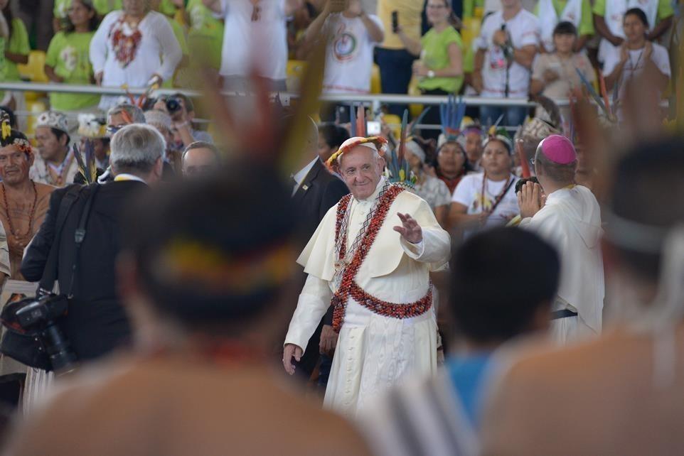 A su salida del Coliseo Madre de Dios, saludando al público. Foto: Miguel Arreátegui Rodríguez