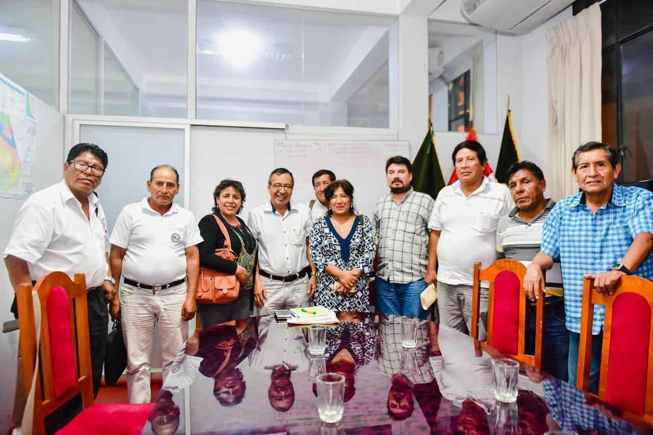 Gobernador junto a comisión de mineros. Fuente: Goremad.