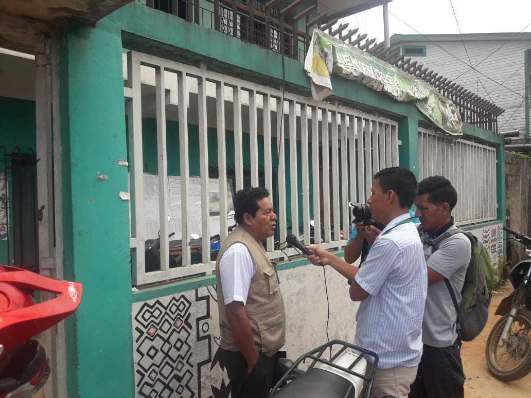 Presidente de la Fenamad informa sobre el robo con la prensa local. Foto: RMDD.