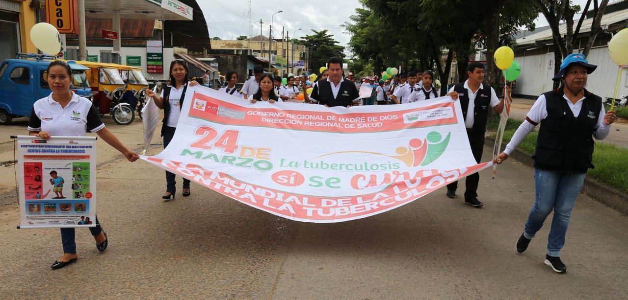 Miembros de la Diresa Madre de Dios estuvieron presentes en el pasacalle. Foto: Diresa Madre de Dios.