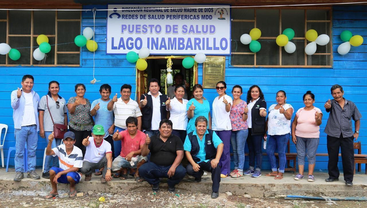 Personal médico presenten en la ampliación del puesto de salud. Foto: Diresa Madre de Dios.
