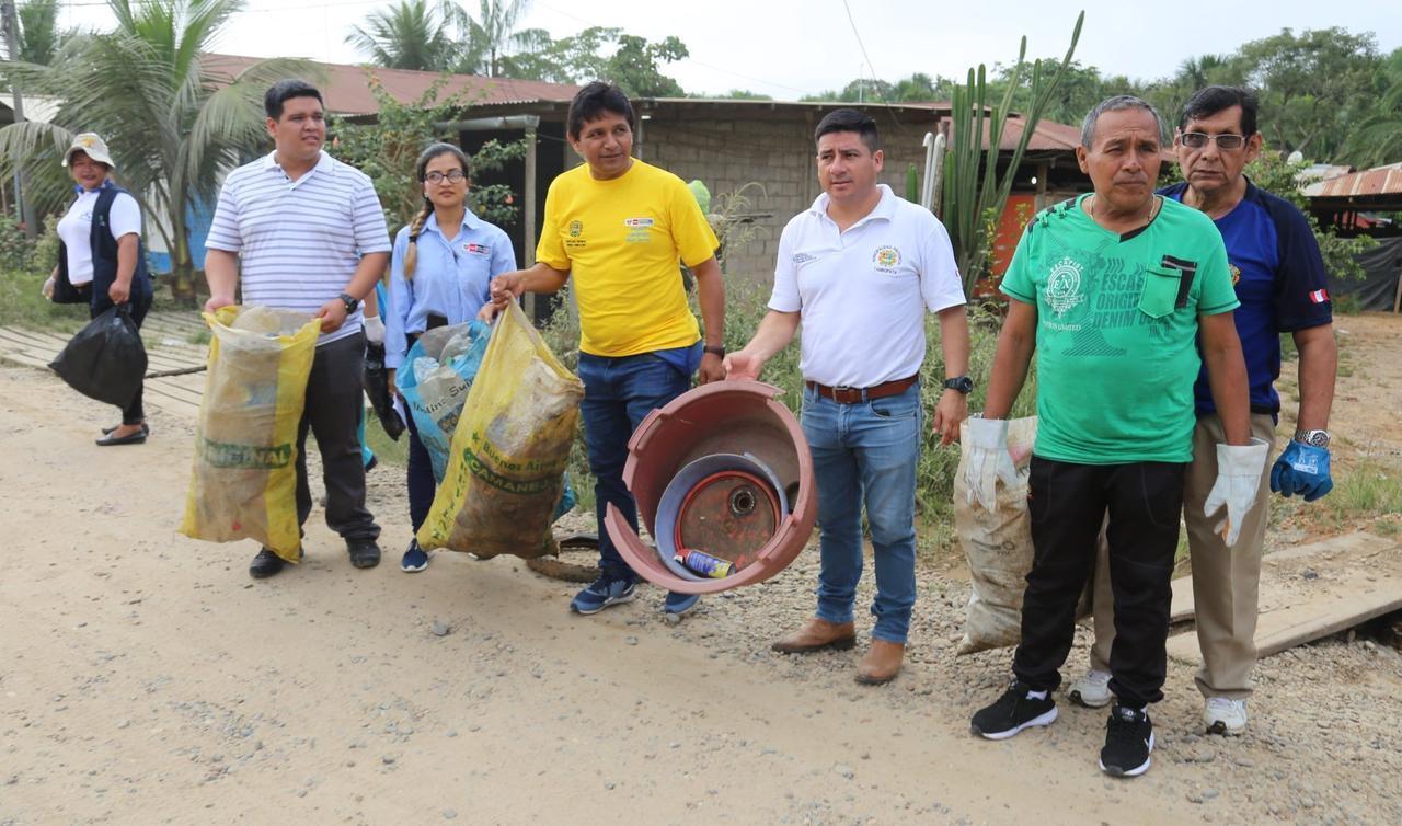 Autoridades locales participaron del recojo. Foto: Diresa.
