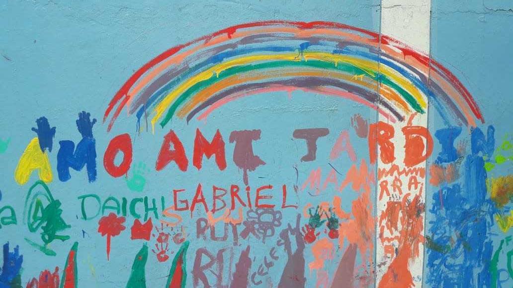 Alumnos de cinco años fueron los encargados de pintar las paredes. Foto: Radio Madre de Dios.