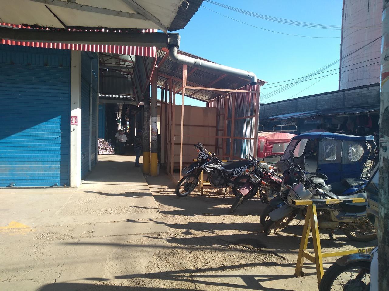 Puesto provisionales afectan el tránsito en las avenidas Ica y Piura. Foto: Radio Madre de Dios.