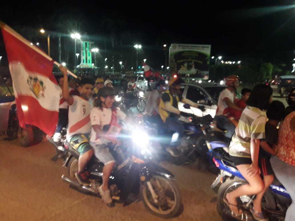 Decenas de maldonadinos salieron a celebrar a la Plaza de Armas. Foto: Radio Madre de Dios.