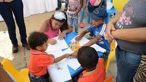 niños se congregan en la Plaza mayor para realizar actividades artísticas