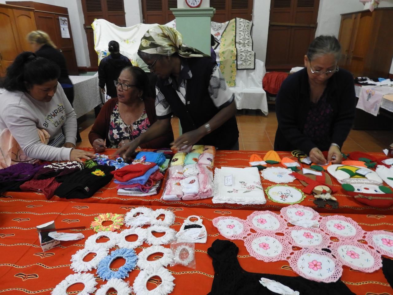Más de 20 mujeres exponen trabajos artesanales en feria de Hermanas Dominicas