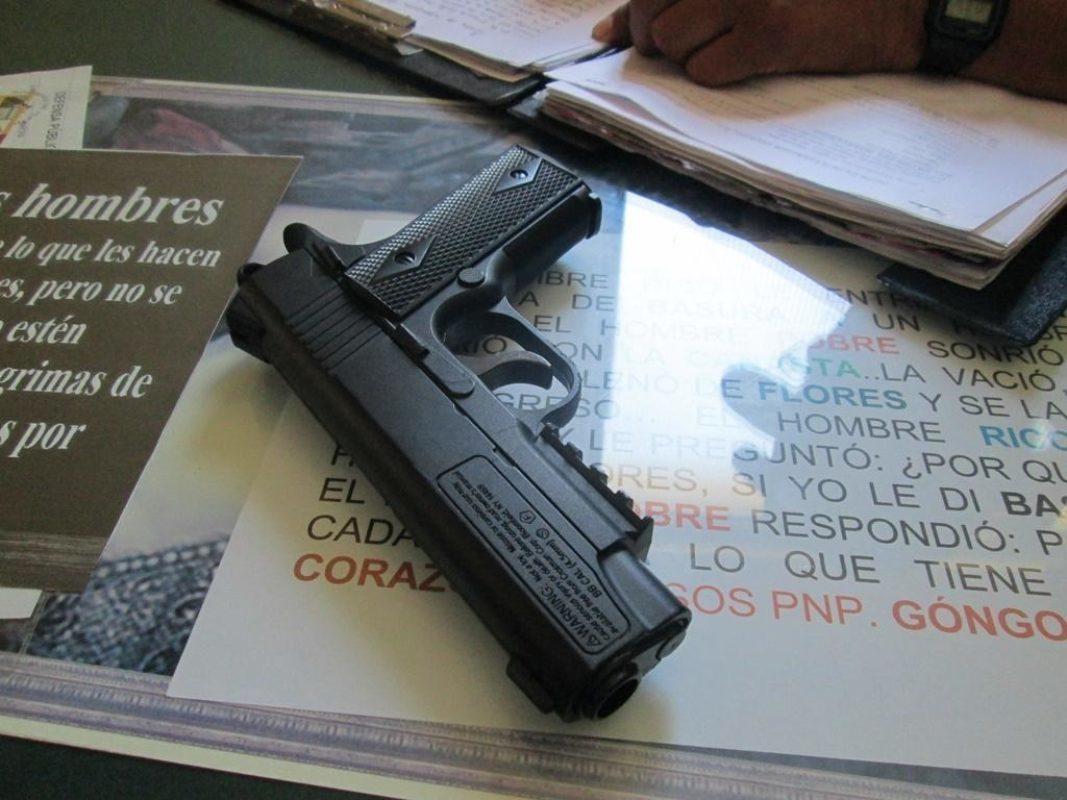 PNP incauta replica de arma de fuego a dos sujetos