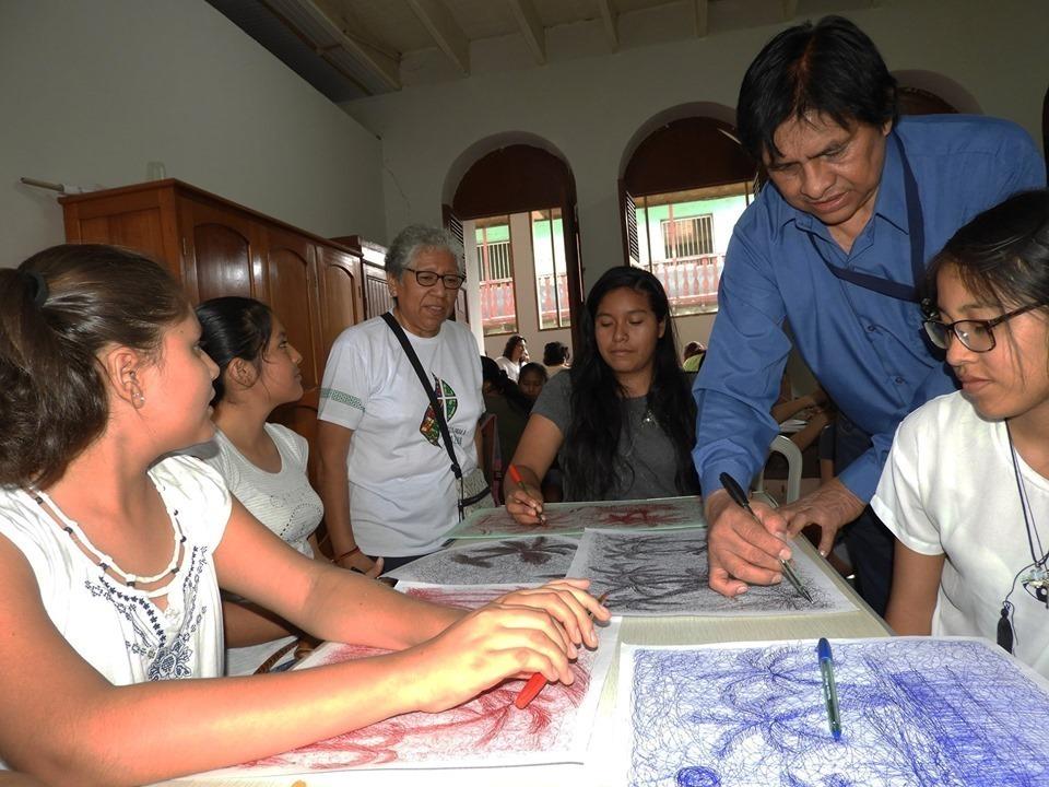 Hermanas Dominicas del Rosario dictan talleres creativos a las comunidades originarias