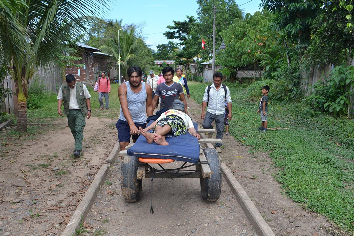 Anciana llegó desde la Comunidad Nativa Diamante para cobrar beneficio social. Foto: Radio Madre de Dios