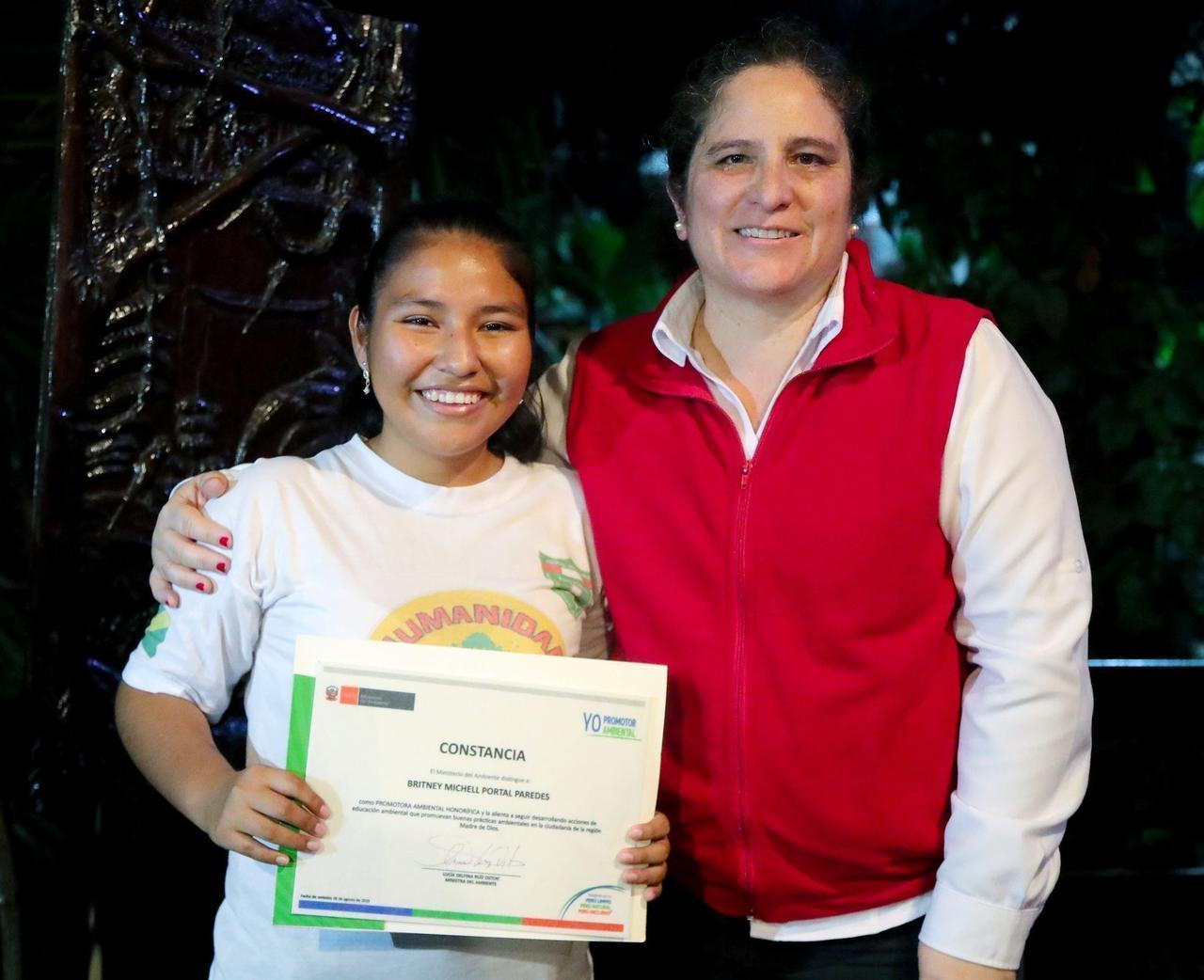 La joven ambientalista conversó con la ministra del Ambiente. Foto: Minam.