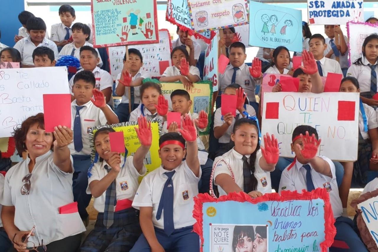 Escolares de Madre de Dios participan en la campaña "Sácale tarjeta roja a la violencia".