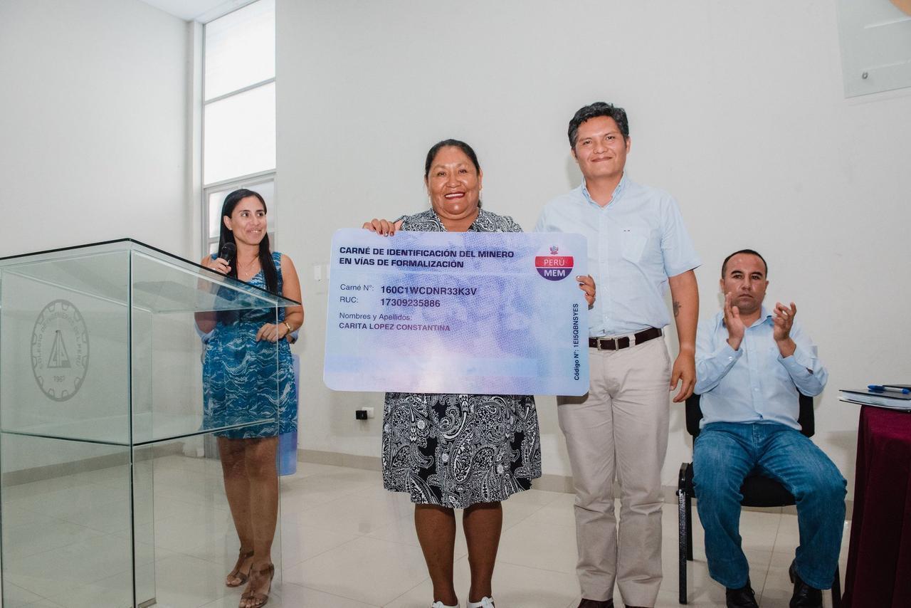 Entrega del carné de identificación a un grupo de mineros, el pasado mes de marzo. Foto: Goremad.