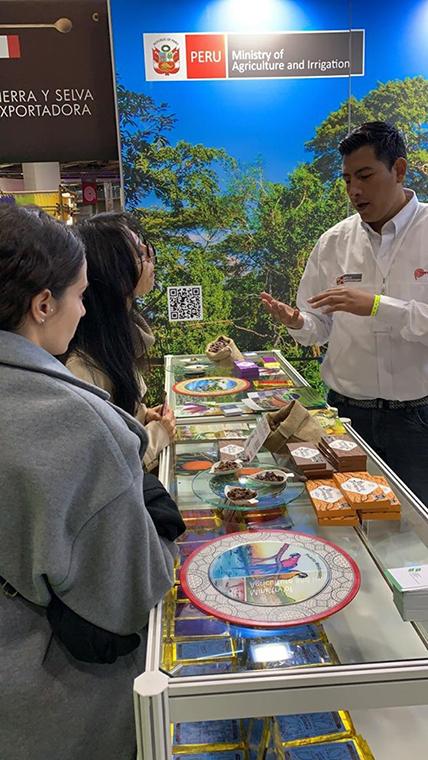 Exhiben cacao y copoazú de Madre de Dios en el Salón del Chocolate en París