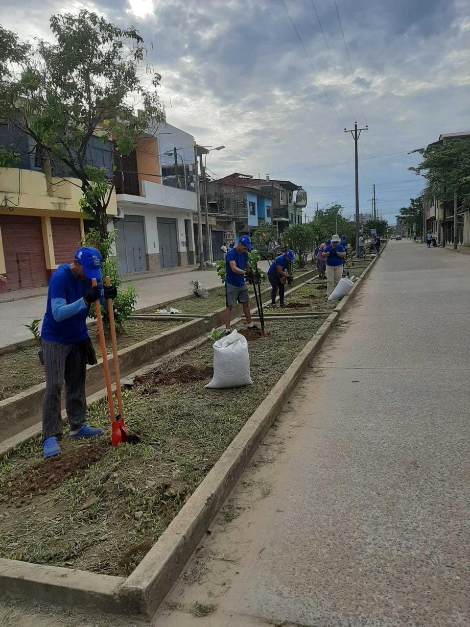 Extranjeros ornamentan calles de Puerto Maldonado.