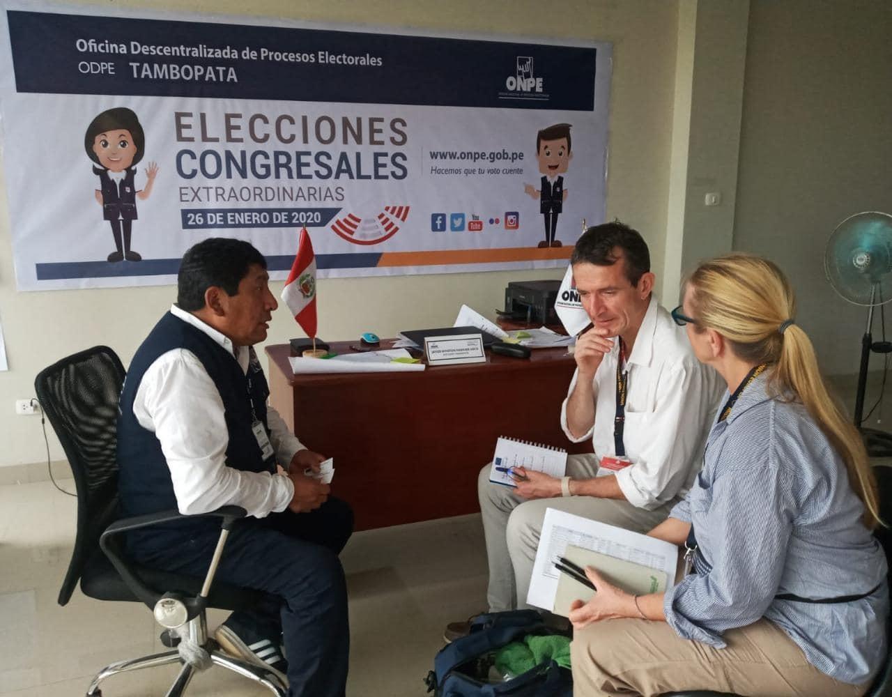Jefe de la ODPE Tambopata y observadores de la Unión Europea. Foto:Difusión.