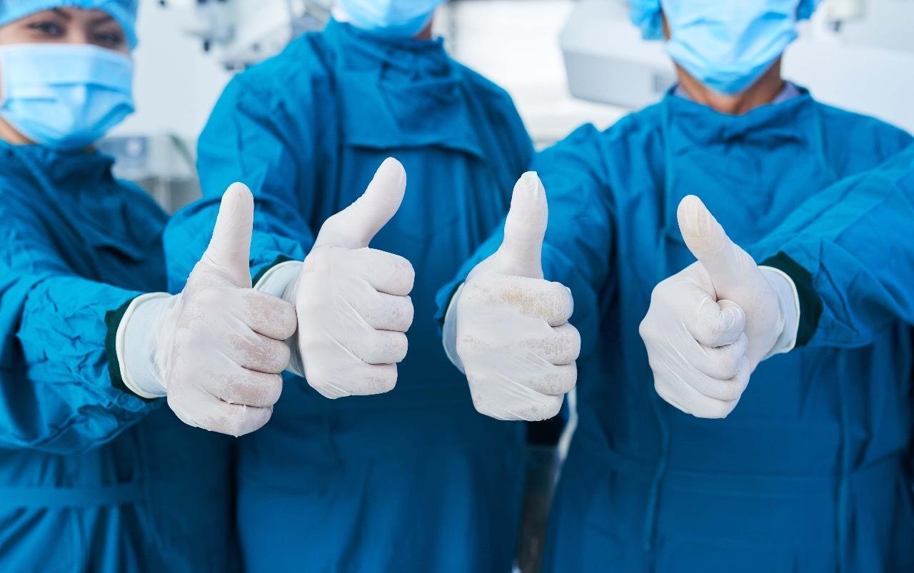 Aprueban normas técnicas sobre guantes, protección de ojos y ropa médica