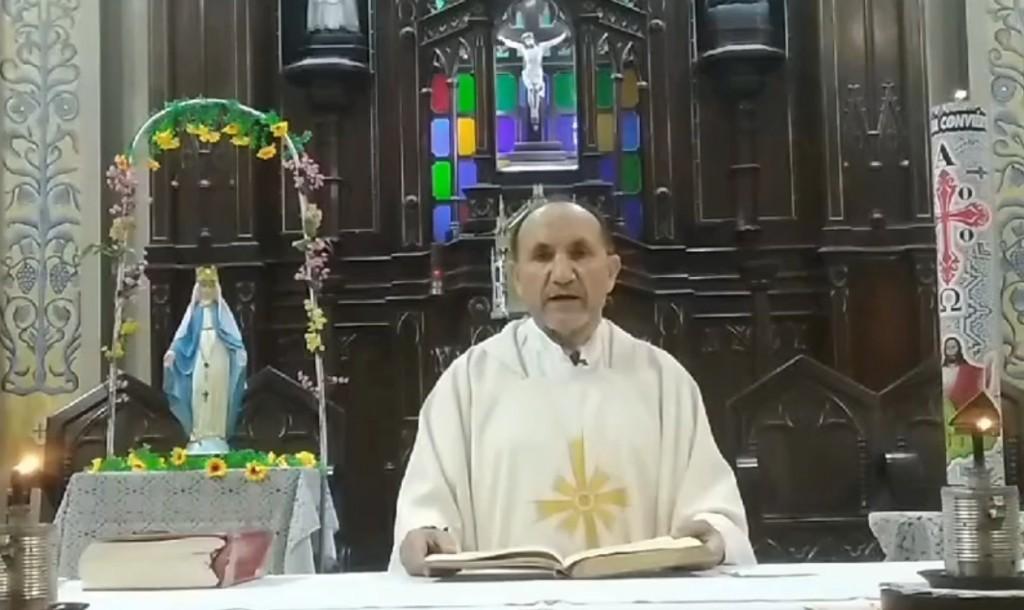 Padre Miguel Fuertes dio la noticia al finalizar la misa del último domingo. Foto: Vicariato de Iquitos.