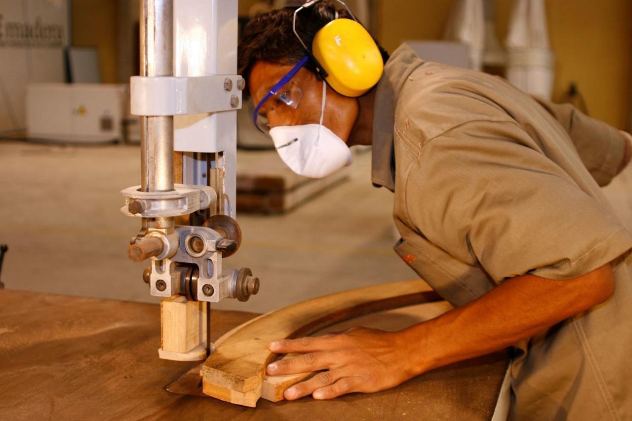 Aprueba normas para reinicio de la industria maderera, del vidrio y otras
