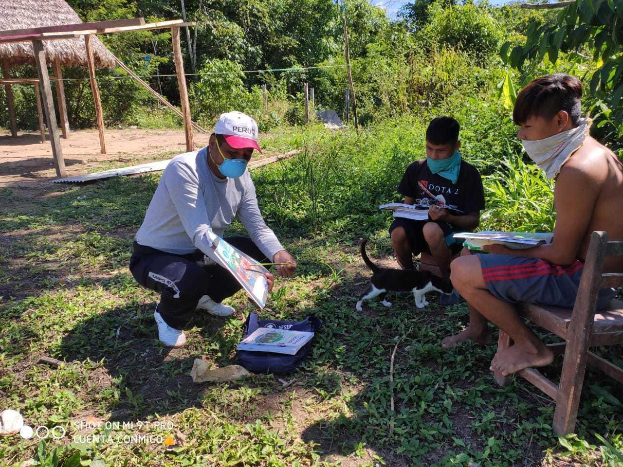 Profesor enseñando casa por casa al interior del Parque Nacional del Manu. Foto: COHARYIMA