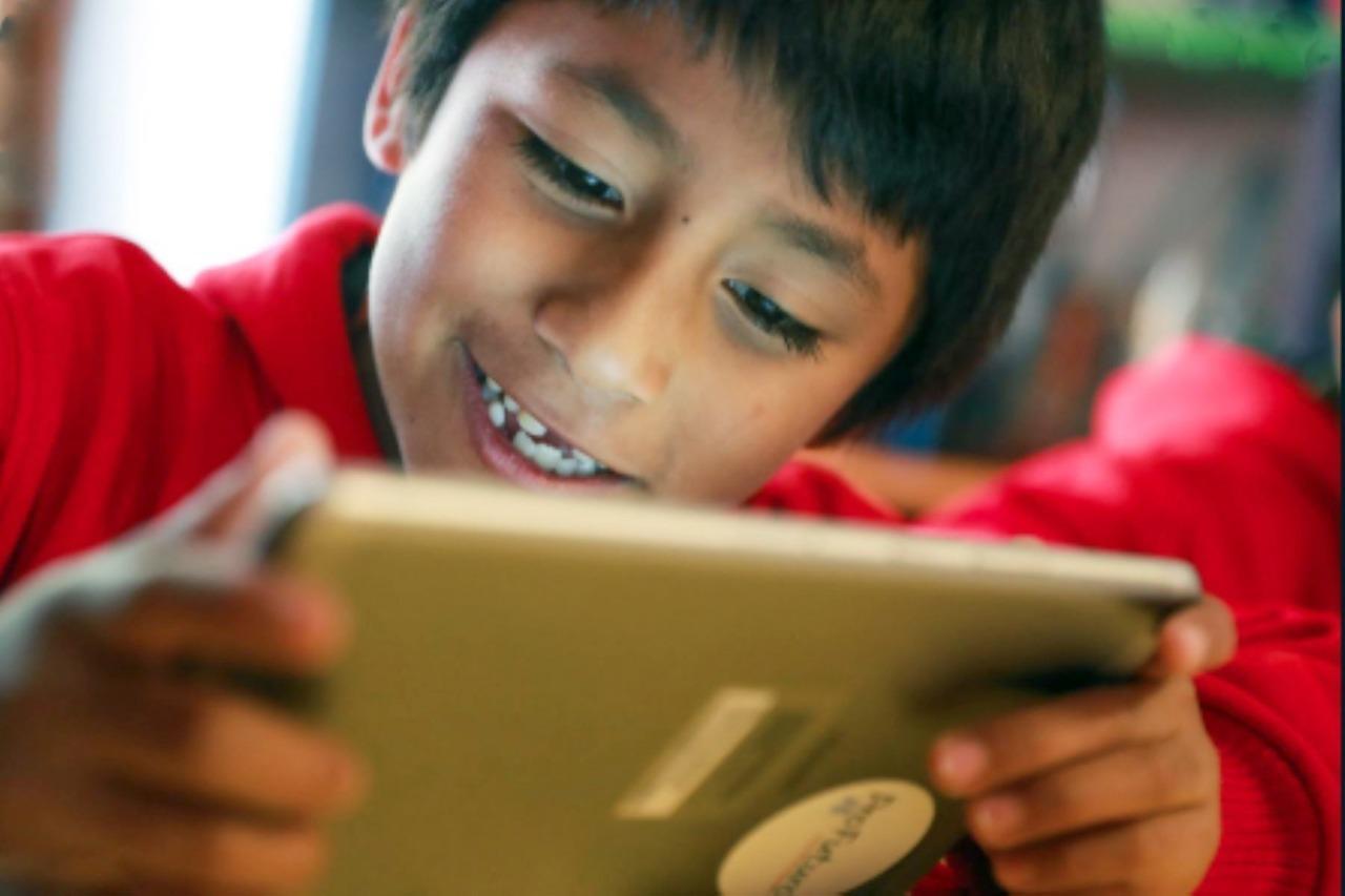 Contraloría detecta riesgos en compra y entrega de tablets escolares