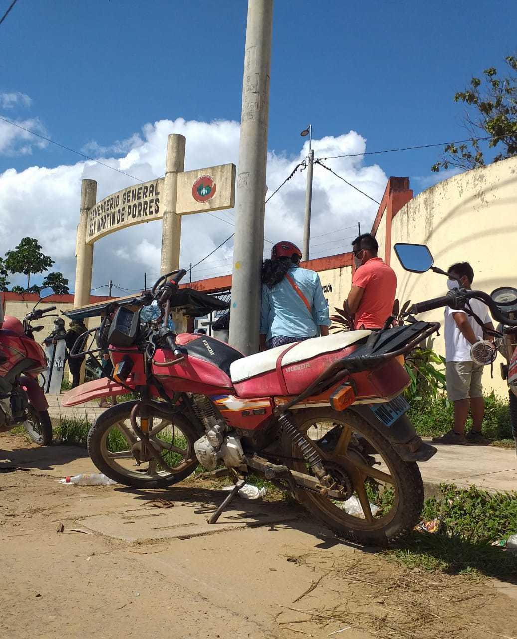 Frente al cementerio San Martín de Porres permanecía la moto con la que se trasladó por años el reconocido dirigente mototaxista, Roberto Romero Merma.