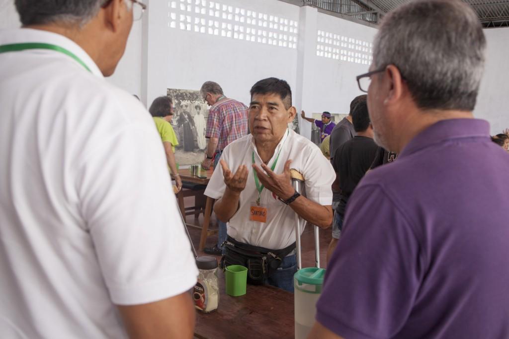 Manuin, durante la asamblea pre-sinodal celebrada en Yurimaguas, conversando con Mons. Vizcarra e Ismael Vega. Foto: CAAAP