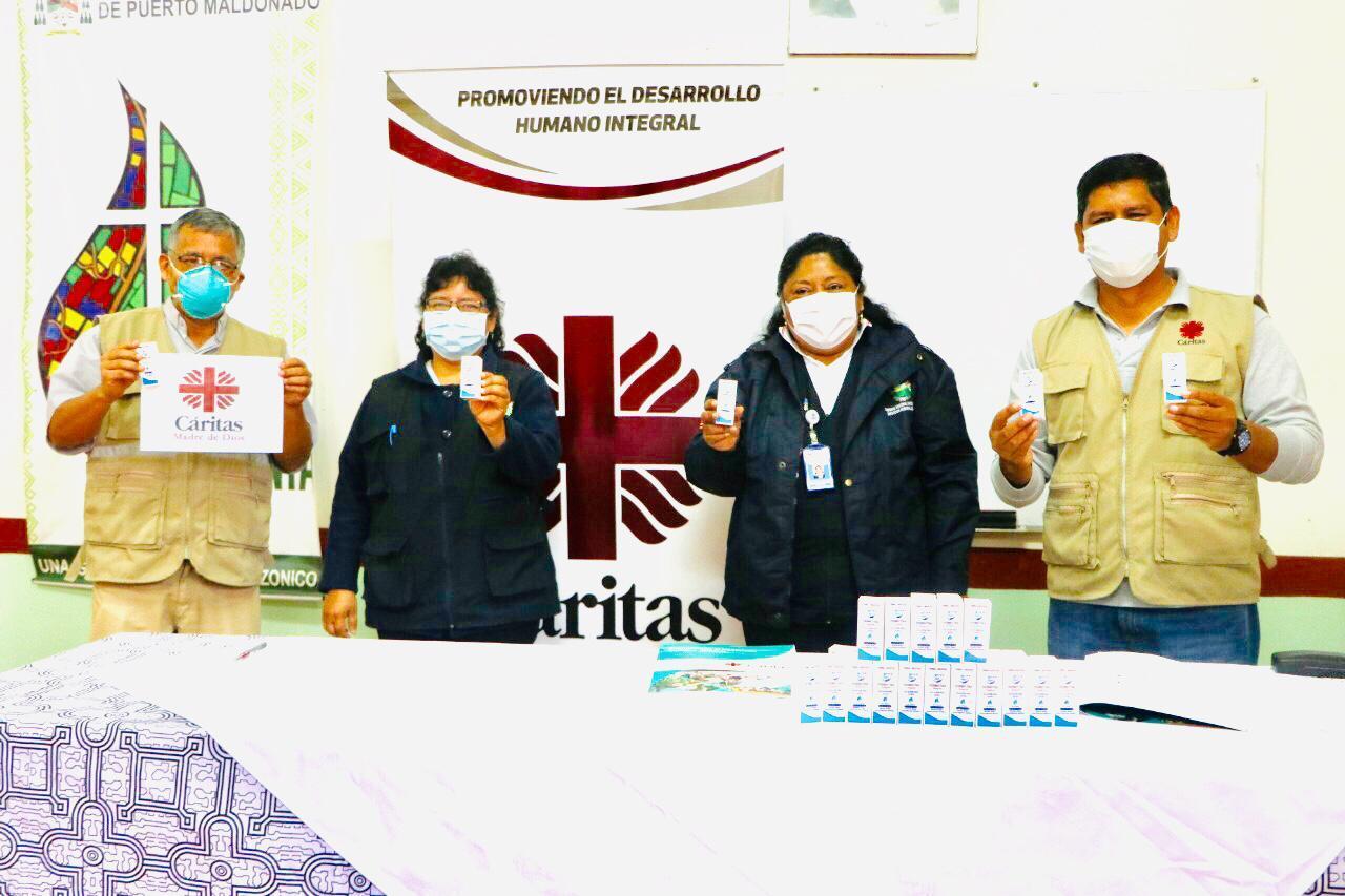Cáritas Madre de Dios dona 400 frascos de ivermetina a la Diresa para combatir la COVID-19