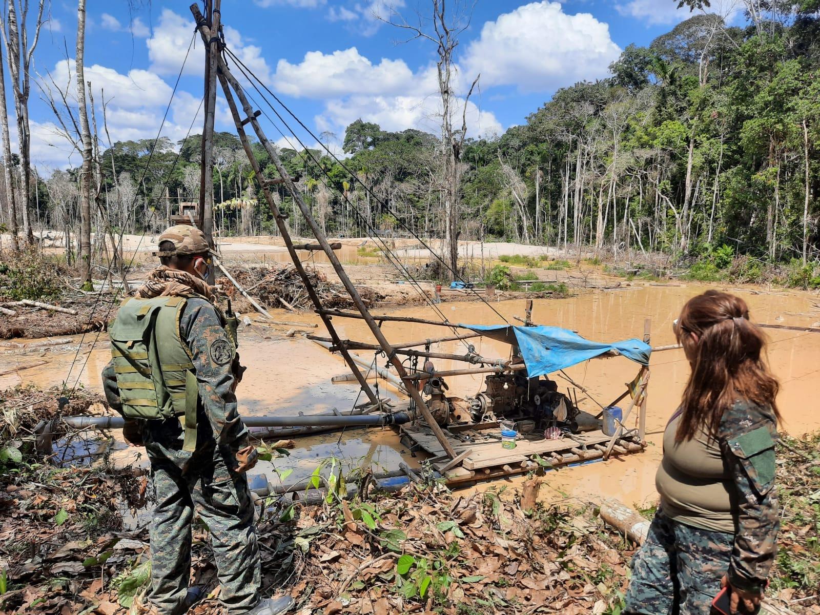 La fiscal Karina Garay estima que en uno de los puntos intervenidos había una deforestación de hasta cuatro hectáreas. Foto: Marina de Guerra