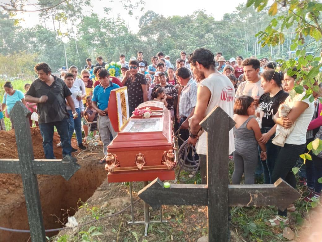 Momento de la despedida a Roberto Carlos Pacheco, en la comunidad San Juan. Foto: Comité de Gestión de la Reserva Tambopata y Jefatura de la Reserva Tambopata