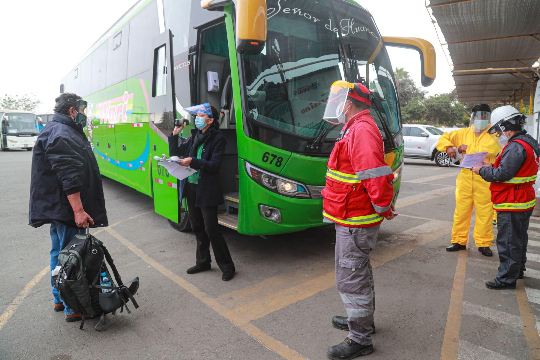La medición de la temperatura corporal es una medida de bioseguridad de obligatorio cumplimiento en el protocolo sanitario de transporte terrestre de ámbito nacional y regional, que elaboró el Ministerio de Transportes y Comunicaciones, en coordinación con el Ministerio de Salud. ANDINA/Difusión.