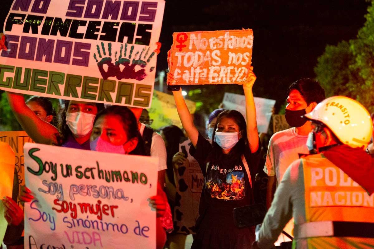 Con motivo del 25 de noviembre colectivos de Puerto Maldonado convocaron a una vigilia en memoria de Freysi y de todas las víctimas de la violencia machista. Foto: Pavel Martiarena.