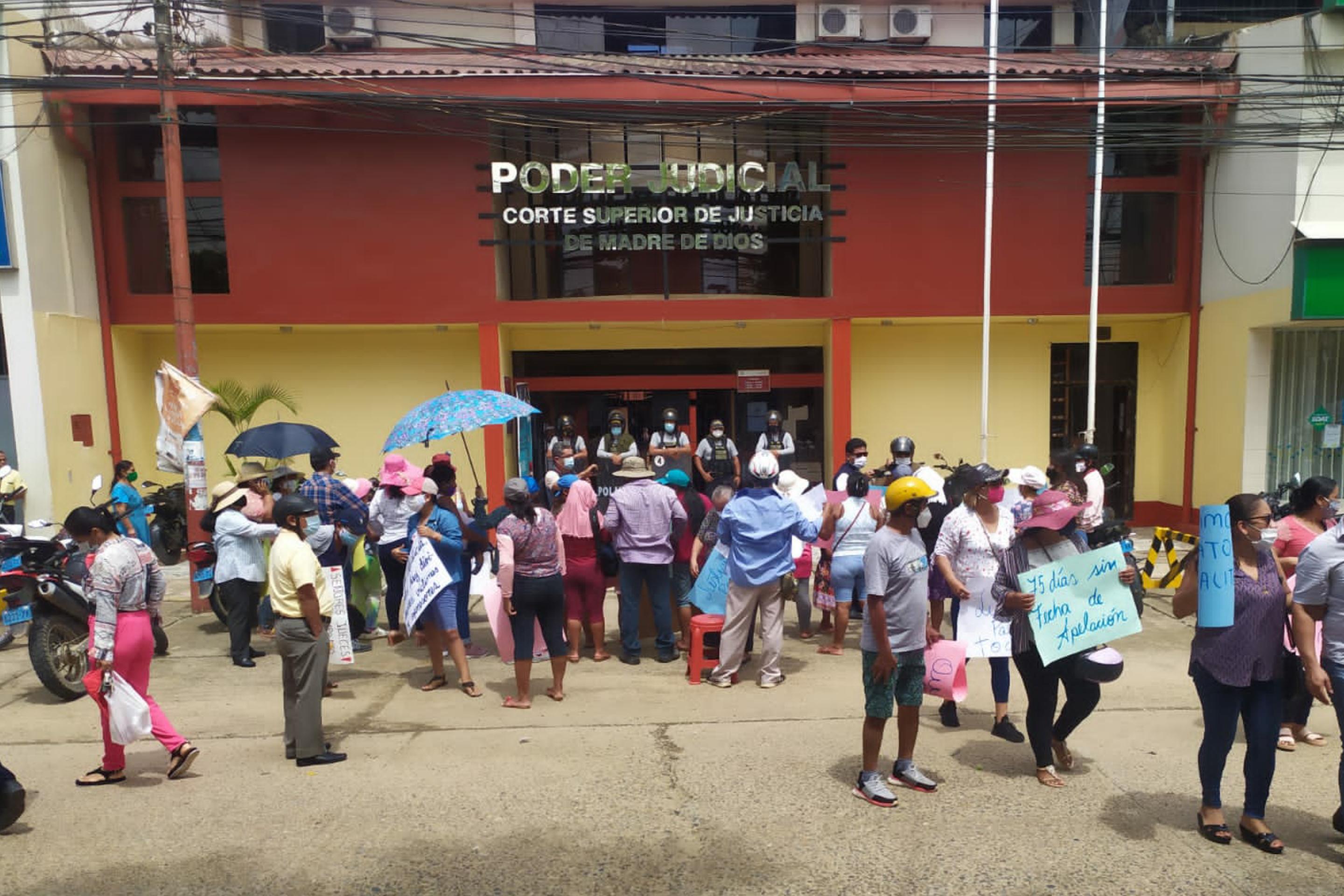 Madre de Dios: Familiares de acusados por tráfico de madera realizan plantón frente al Poder Judicial