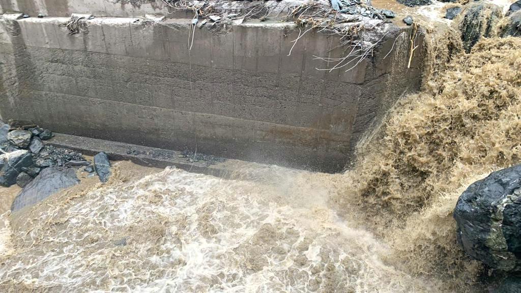 Realizan limpieza en el tramo 2 de la Carretera Interoceánica bloqueada por deslizamiento en Cusco