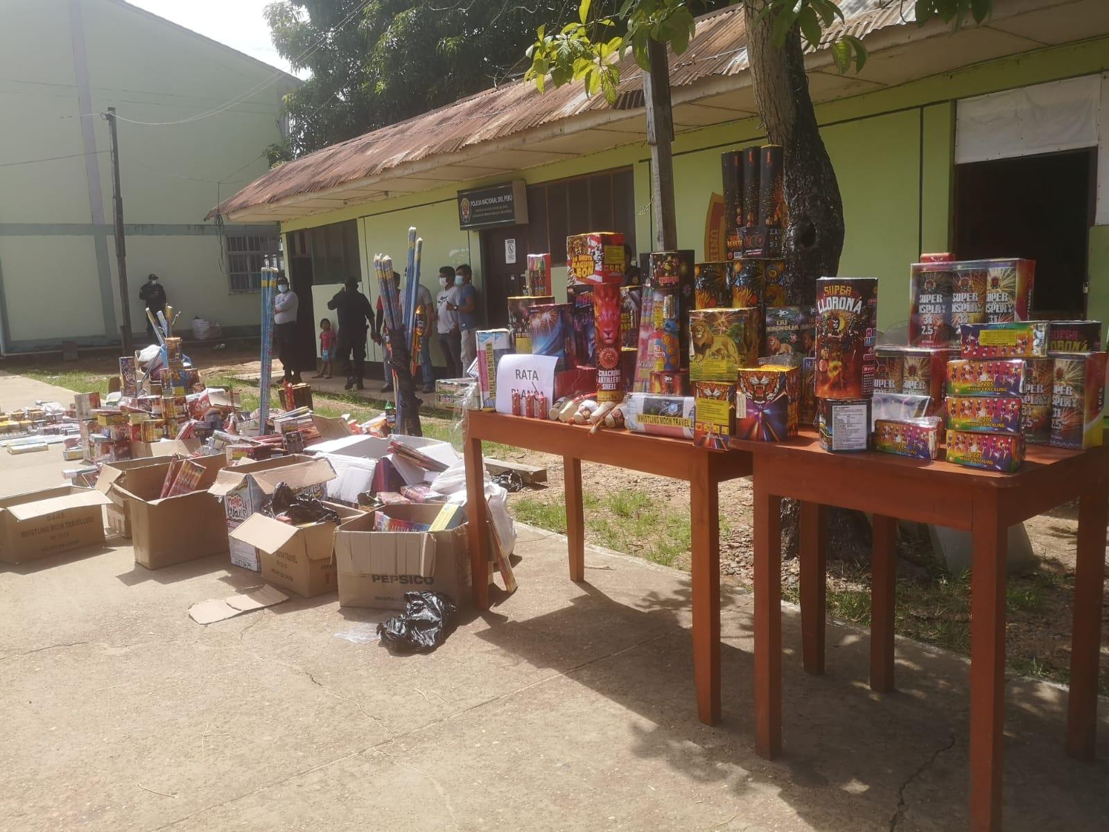 PNP incauta 250 kg de productos pirotécnicos durante operativo en el Mercado La Alameda