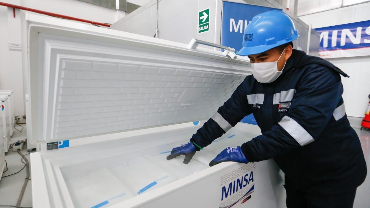 Minsa: Vacunas contra la COVID-19 se distribuirán a 13 hospitales e institutos de Lima a partir de mañana
