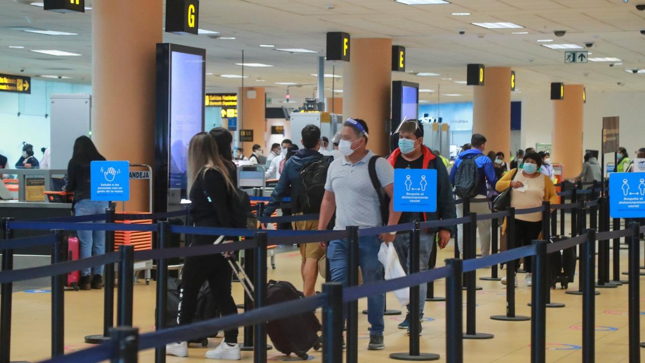 Pasajeros que viajen por avión de provincias en nivel de riesgo extremo deben presentar prueba COVID-19