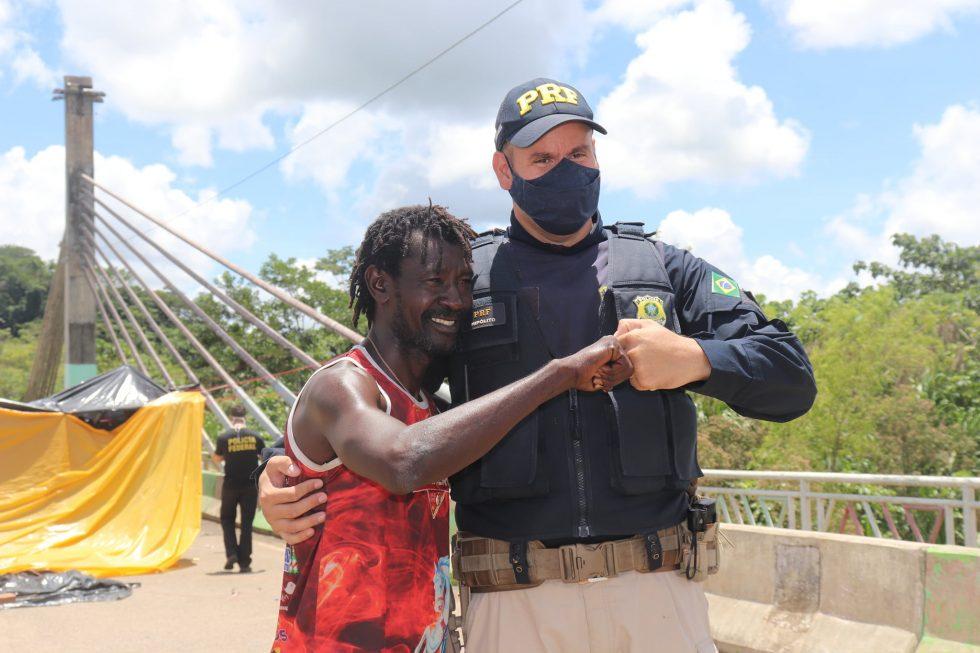 Los migrantes y las autoridades brasileñas llegaron a un consenso para desocupar el puente de Integración. Foto: Radio Madre de Dios.