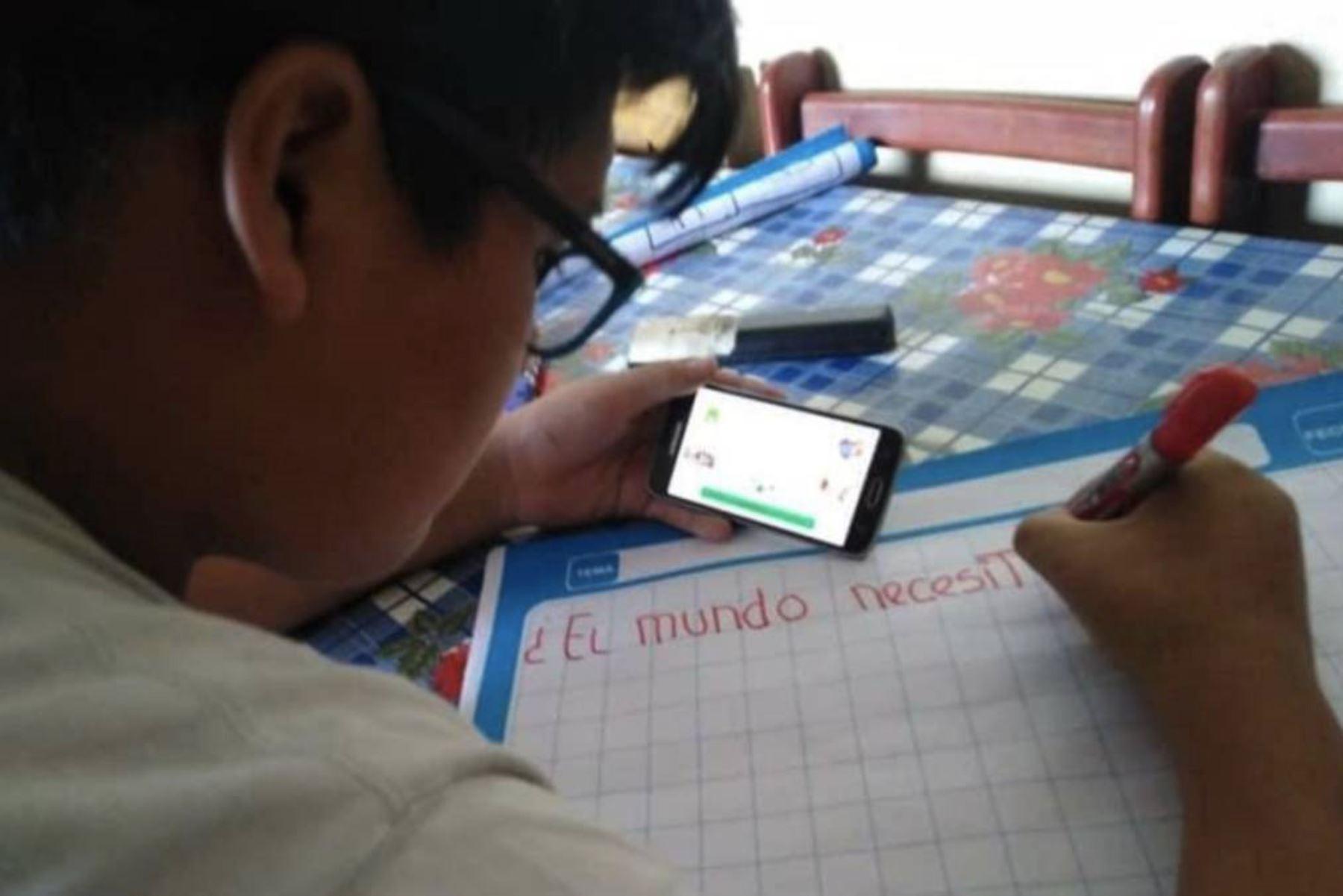 Los Centros de Educación Básica Alternativa (CEBA) son los encargados de administrar esa modalidad de educación para que hombres y mujeres mayores de 14 años vuelvan a insertarse en el sistema educativo, y terminen su educación primaria y secundaria sin problemas. ANDINA/ Minedu