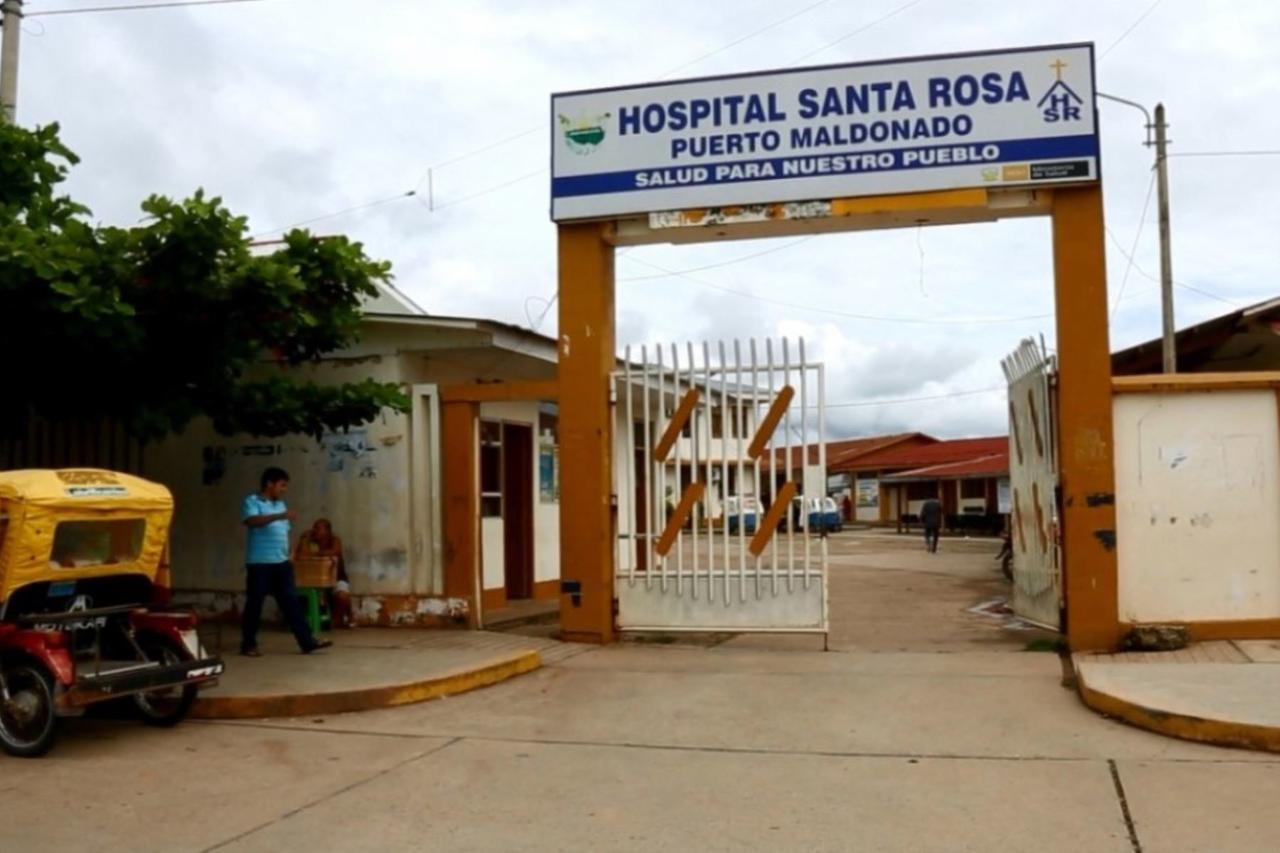 Ingreso principal del Hospital Santa Rosa de Puerto Maldonado. Foto: Andina