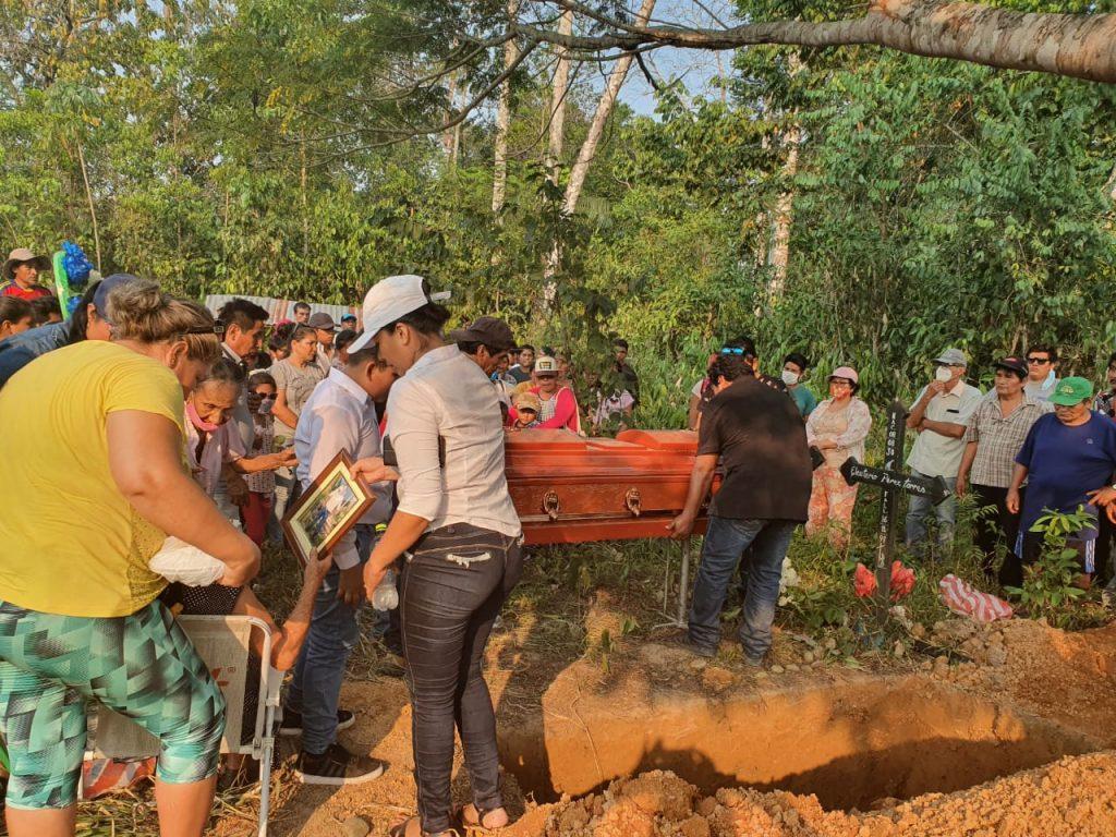 Momento de la despedida a Roberto Carlos Pacheco en septiembre de 2020, en la comunidad San Juan. Foto: Comité de Gestión de la Reserva Tambopata y Jefatura de la Reserva Tambopata